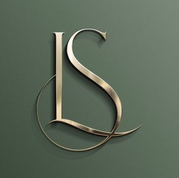 Retrato de Larissa Santos segurando uma câmera